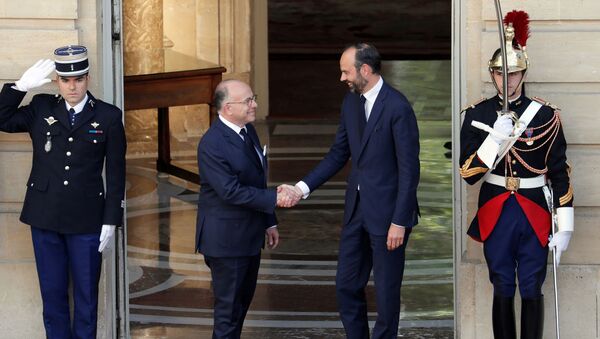 Новый премьер-министр Франции Эдуар Филипп (справа) со своим предшественником Бернаром Казневым - Sputnik Латвия