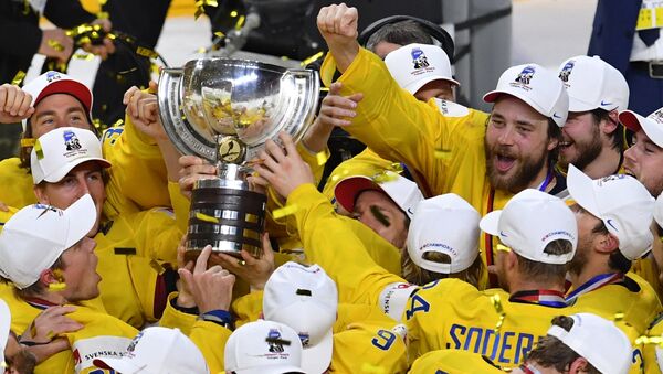 Игроки сборной Швеции на церемонии награждения чемпионата мира по хоккею 2017 в Кельне - Sputnik Латвия