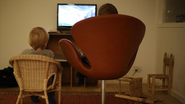 Дети смотрят телевизор - Sputnik Latvija