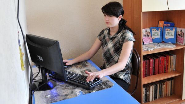 Девочка с компьютером - Sputnik Latvija