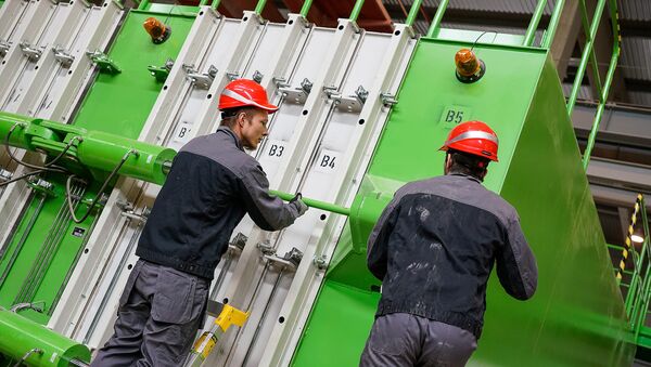 Рабочие готовят кассетную установку для производства железобетонных стеновых панелей - Sputnik Латвия