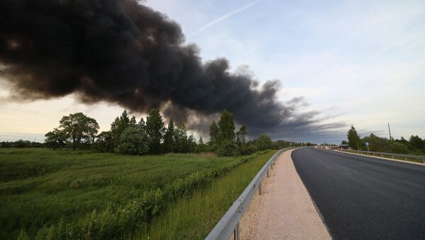 Дым от пожара на станции сортировки и переработки мусора в Юрмале - Sputnik Латвия