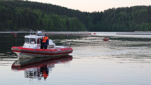 ЧП с перевернувшейся лодкой с подростками на Ладожском озере - Sputnik Латвия