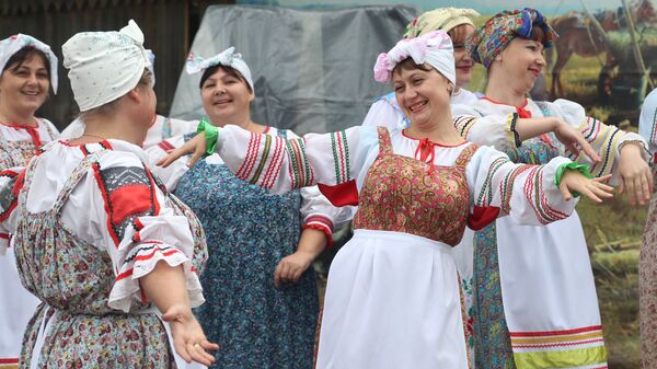 Женщины в русских национальных костюмах - Sputnik Latvija