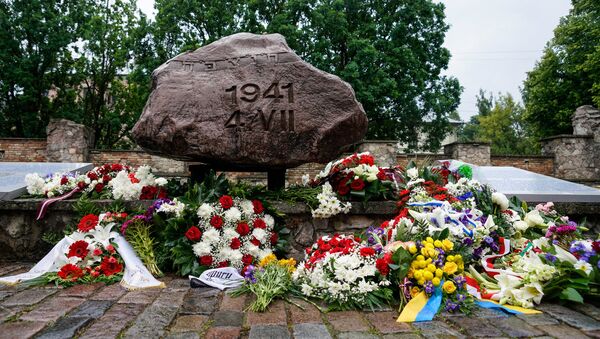 Памятный камень у мемориала Большой хоральной синагоги - Sputnik Латвия