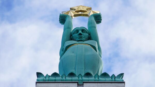 Скульптура Милды с тремя звездами на Памятнике Свободы - Sputnik Latvija
