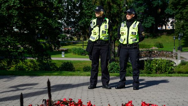 Сотрудники Полиции самоуправления патрулируют парк в Риге - Sputnik Latvija