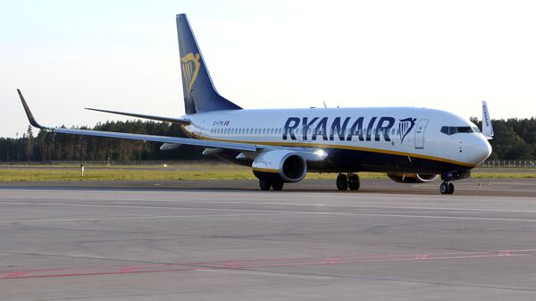 Самолет Ryanair в аэропорту Рига  - Sputnik Латвия