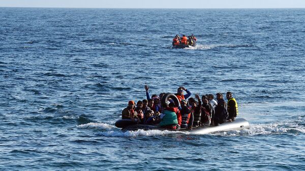 Мигранты в лодке - Sputnik Латвия