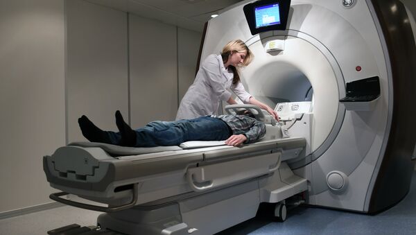 Pacients magnētiskās rezonanses tomogrāfijas laikā - Sputnik Latvija