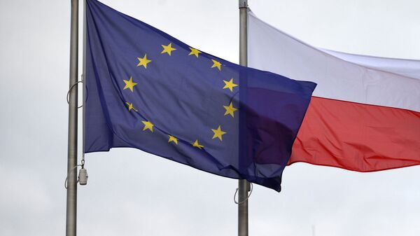 Eiropas Savienības un Polijas karogi - Sputnik Latvija