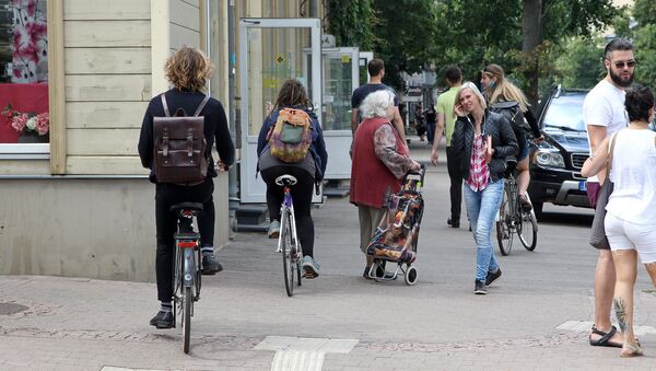 Велосипедисты и пешеходы на рижском тротуаре - Sputnik Latvija