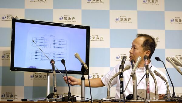 Японский метеоролог во время пресс-конференции в Японском метеорологическом агентстве в Токио. 3 сентября 2017 - Sputnik Latvija