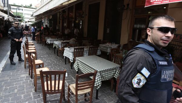 Сотрудники греческой полиции на улице Афин, архивное фото - Sputnik Latvija