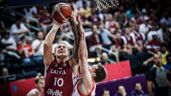 Сборная Латвии обыграла команду России в групповом этапе чемпионата Европы по баскетболу - Sputnik Латвия