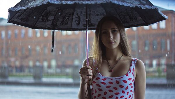 Девушка под зонтом - Sputnik Латвия