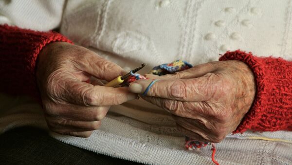Руки пожилой женщины, архивное фото - Sputnik Latvija