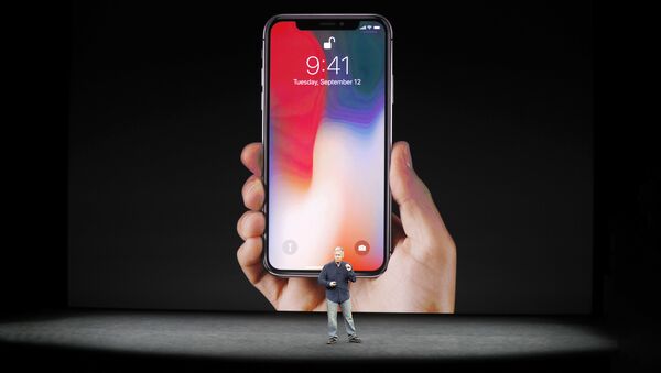 Старший вице-президент фирмы Apple Фил Шиллер представляет iPhone X во время запруска продаж в Купертино 12 сентября 2017 года - Sputnik Latvija