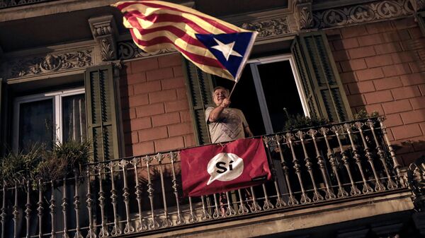 Мужчина на балконе с флагом Каталонии - Sputnik Latvija