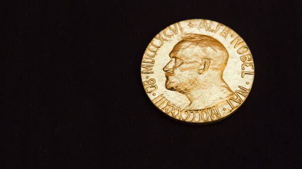 Лицевая сторона Нобелевской медали - Sputnik Латвия