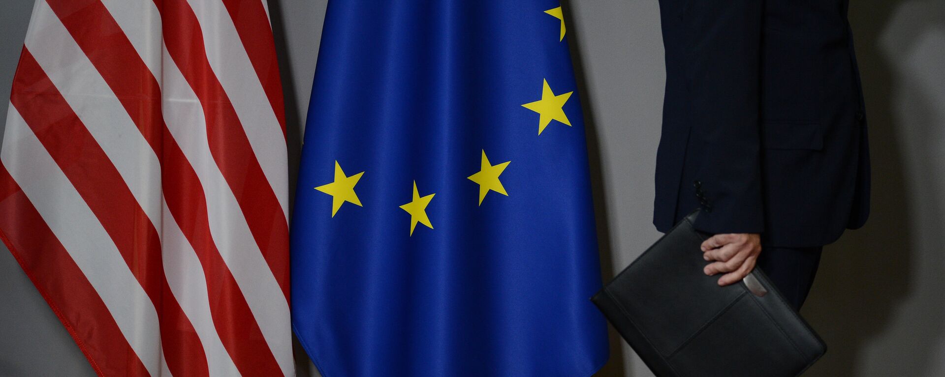 Флаги США и Европейского совета в Брюсселе - Sputnik Latvija, 1920, 19.03.2021