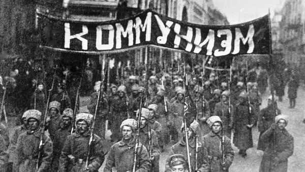 Колонна революционно настроенных солдат с лозунгом Коммунизм идет по Никольской улице в Москве. 1917 год - Sputnik Латвия