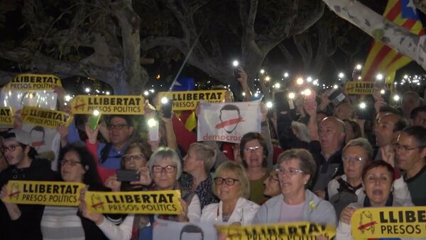 Тысячи человек в Барселоне вышли на акцию протеста против ареста каталонских политиков - Sputnik Latvija