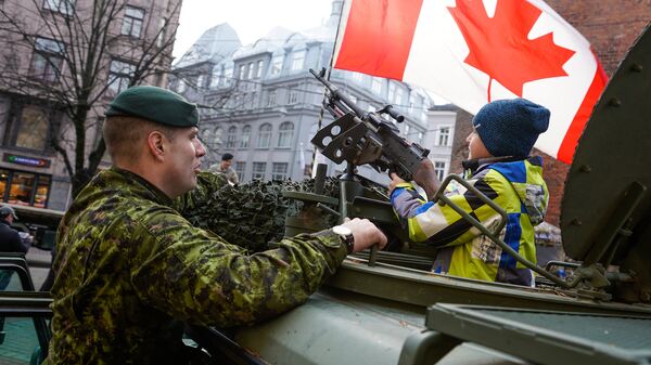 Канадский военный показывает мальчику пулемет М240 - Sputnik Латвия