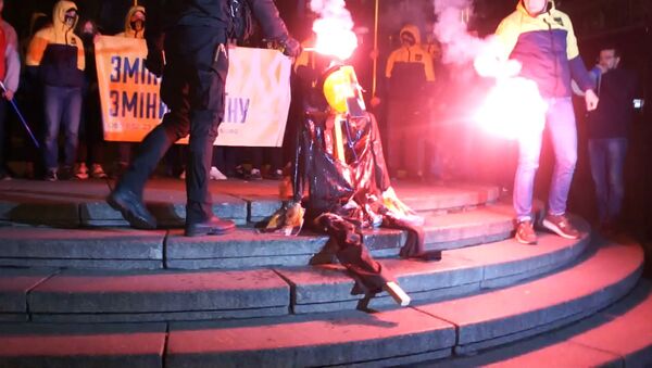 Националисты сожгли чучело Ленина в Киеве - Sputnik Латвия