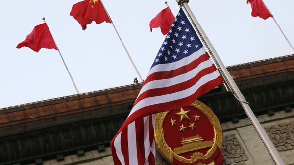 Ķīnas un ASV karogi - Sputnik Latvija
