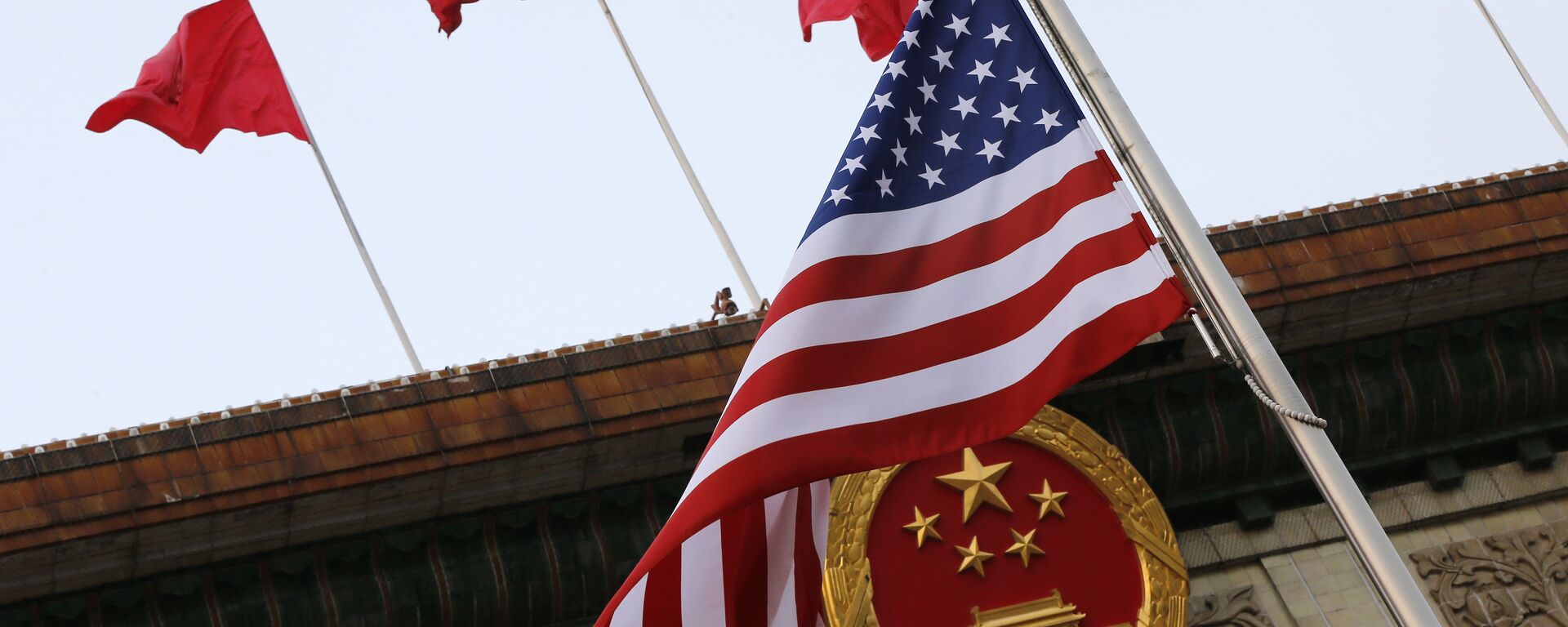 Флаги США и Китая во время визита Дональда Трампа в Пекин 9 ноября 2017 года - Sputnik Latvija, 1920, 02.06.2021