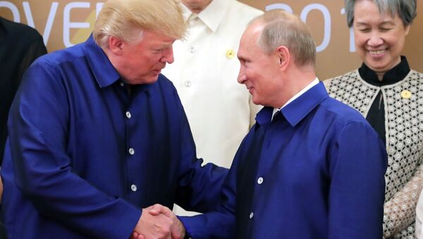 Президент РФ Владимир Путин и президент США Дональд Трамп (слева) на церемонии совместного фотографирования - Sputnik Латвия