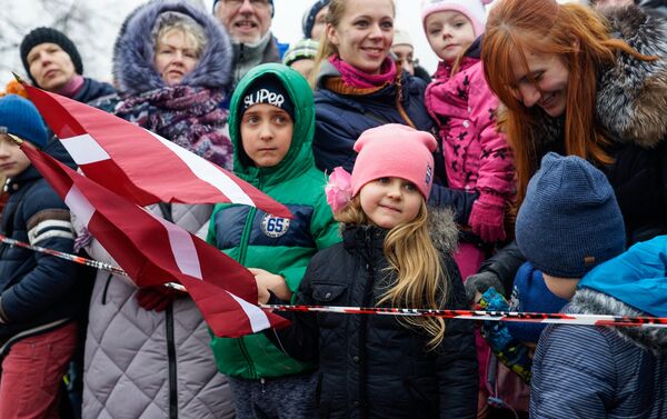Латвийцы смотрят военный парад - Sputnik Латвия
