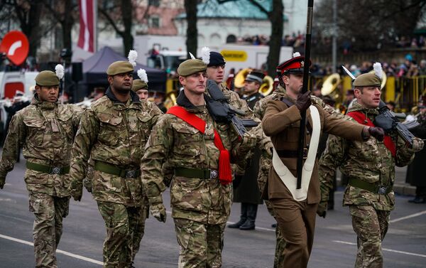 Военнослужащие Великобритании на параде в Риге - Sputnik Латвия