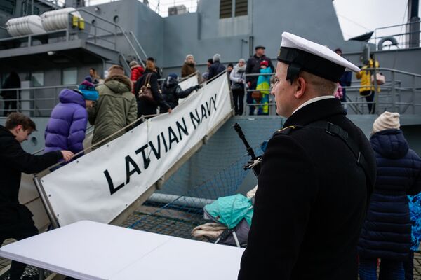 Латвийский корабль принимает посетителей - Sputnik Латвия