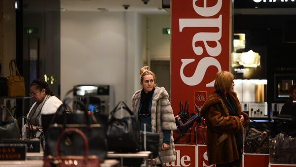 Женщина выбирает сумку во время зимней распродажи - Sputnik Latvija