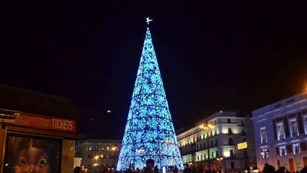 Главная испанская рождественская елка на Puerta del Sol в Мадриде - Sputnik Latvija