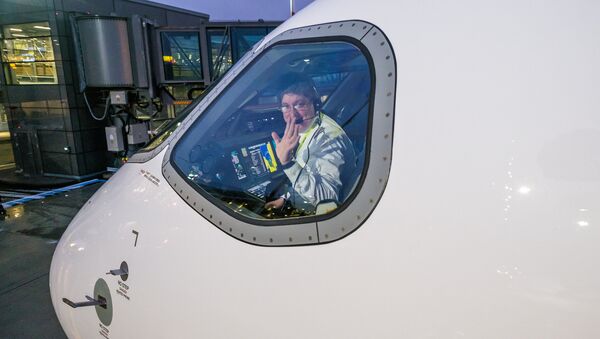 Пилот в кабине самолета Bombardier CS300 авиакомпании airBaltic - Sputnik Латвия