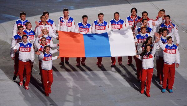Krievijas izlases atlēti ar valsts karogu XXII ziemas Olimpisko spēļu slēgšanas ceremonijā - Sputnik Latvija