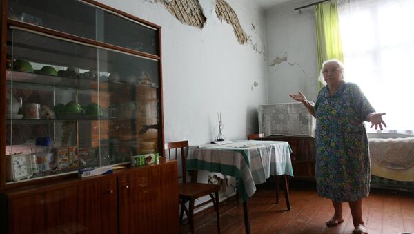 Пожилая женщина показывает состояние своей квартиры - Sputnik Латвия