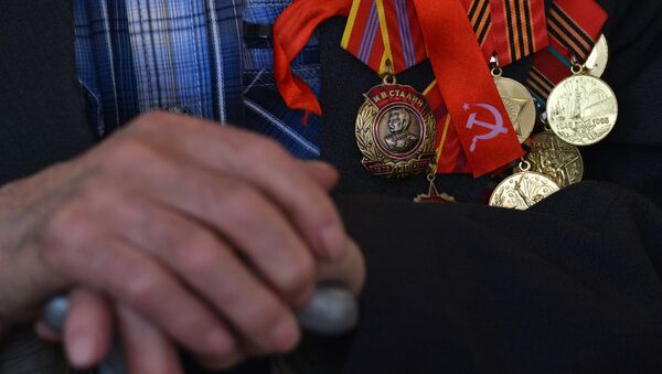 Ordeņi un medaļas pie Lielā Tēvijas kara veterāna krūtīm - Sputnik Latvija