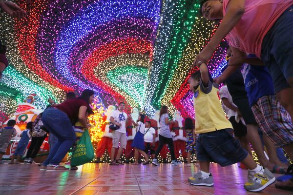 Filipinos pose as they tour the inside of the Christmas House owned by businessman Alexander Cruz in suburban Cainta, Rizal province east of Manila, Philippines - Sputnik Latvija