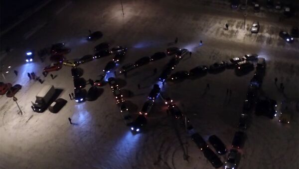 Более 50 машин выстроились в фигуру новогодней ели во Владимире - Sputnik Latvija