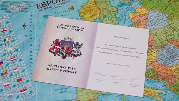 Поздравительная открытка в виде паспорта негражданина Эстонии на карте Европы - Sputnik Латвия