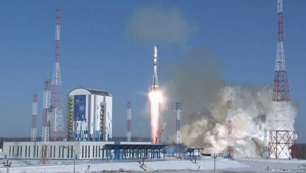 Кадры запуска ракеты Союз-2.1а с 11 спутниками - Sputnik Латвия