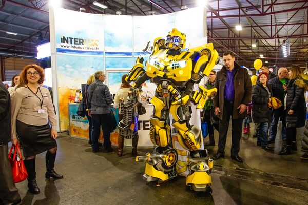 Робот-трансформер гуляет по туристической выставке - Sputnik Латвия