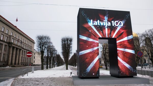 Художественный объект городской среды Врата почета открытый к 100-летию Латвии в Риге - Sputnik Латвия