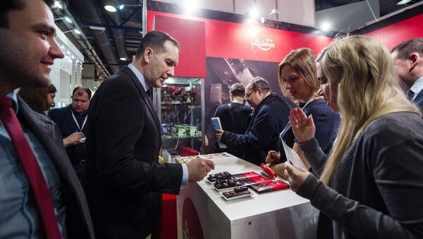 На стенде фабрики Laima посол Латвии Марис Риекстиньш продегустировал новые сорта латвийского шоколада - Sputnik Латвия
