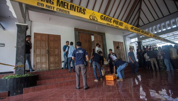 Человек с мачете напал на прихожан в католической церкви в Индонезии - Sputnik Latvija