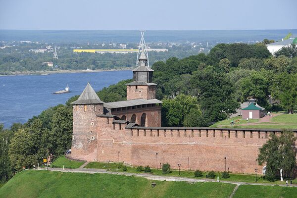 Нижний Новгород был основан в 1221 году.  Город защищали деревянно-земляные укрепления. В 1374 году был заложен белокаменный Кремль. Современный вид Кремль приобрел после 1516 года. В XVI веке крепостные стены неоднократно подвергались осадам и приступам. - Sputnik Латвия
